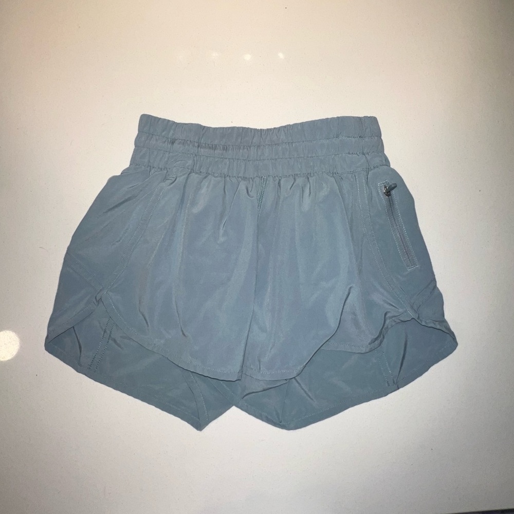 Lululemon Lulu Sky Blue Hotty Hot Shorts 4’ in great condition size 4 Small